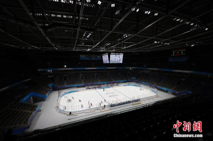 4月2日，运动员在冰球项目测试活动中。当日，“相约北京”冰上项目测试活动冰球比赛在北京的国家体育馆拉开帷幕，未来几天内将有8支队伍在这里进行测试比赛，这也是国家体育馆作为2022北京冬奥会和冬残奥会比赛场馆的首次亮相。 /p中新社记者 韩海丹 摄
