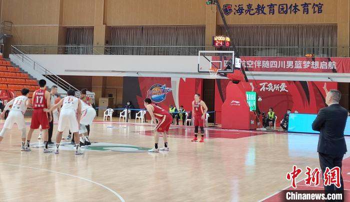 比赛开始，双方球员准备跳球。四川男篮供图
