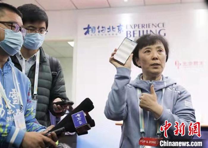 尹金淑对记者展示“黑科技防疫利器”。樊迪 摄