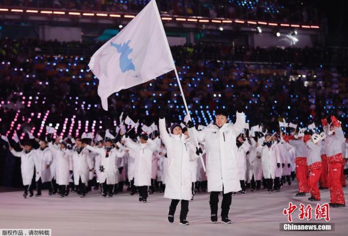 资料图：2018平昌冬奥会在韩国平昌奥林匹克体育场举行开幕式，韩国与朝鲜运动员共同出场。