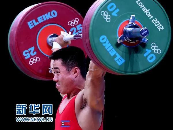 伦敦奥运会举重男子62公斤级比赛中，朝鲜选手金恩国以327公斤的总成绩夺得金牌，并打破世界纪录。新华社记者 陈建力