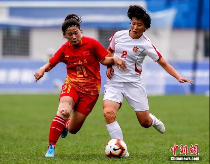 第七届世界军人运动会女子足球决赛，朝鲜女足2：1战胜中国女足获得冠军。/p中新社记者 张畅 摄