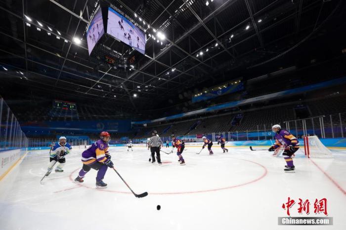 4月2日，运动员在冰球项目测试活动中。当日，“相约北京”冰上项目测试活动冰球比赛在北京的国家体育馆拉开帷幕。 /p中新社记者 韩海丹 摄