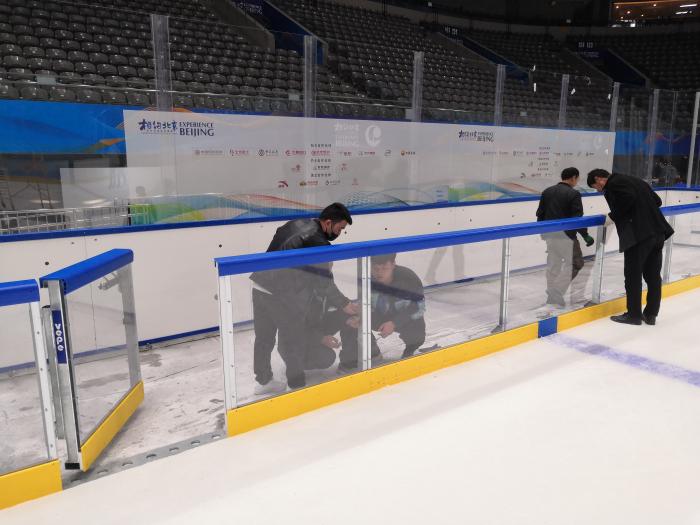 工作人员安装透明板墙 工作人员安装透明板墙