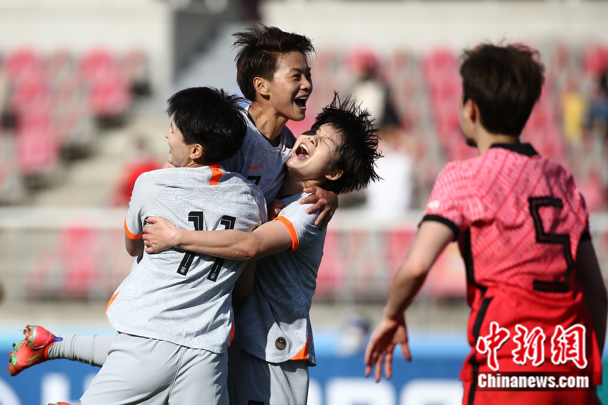 女足姑娘们庆祝进球。图片来源：视觉中国。