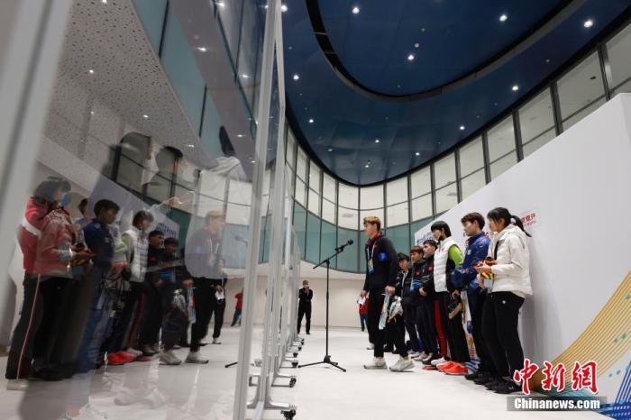 4月7日，北京队运动员比赛后在混合采访区接受采访。当日，“相约北京”冰上项目测试活动速度滑冰比赛在北京国家速滑馆拉开帷幕。 /p中新社记者 韩海丹 摄