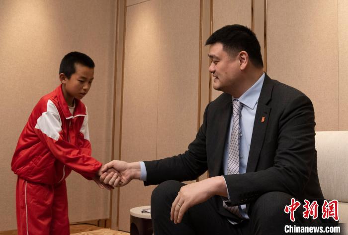 乡村篮球少年王磊与偶像姚明握手。　杨迪 摄