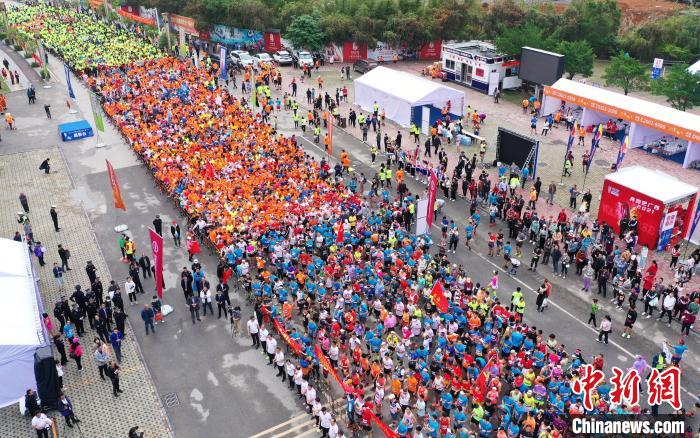 4000余名跑马爱好者激情开跑。　中共贺州市委宣传部 摄