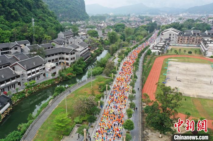 4000余名跑马爱好者激情开跑。　中共贺州市委宣传部 摄
