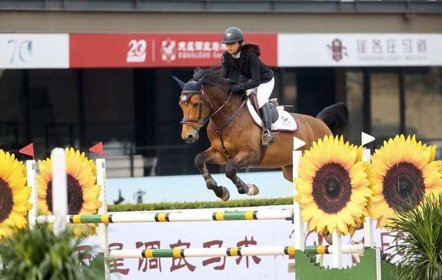 选手在2021天星调良马术场地障碍大赛的比赛中。赛事主办方供图 选手在2021天星调良马术场地障碍大赛的比赛中。赛事主办方供图