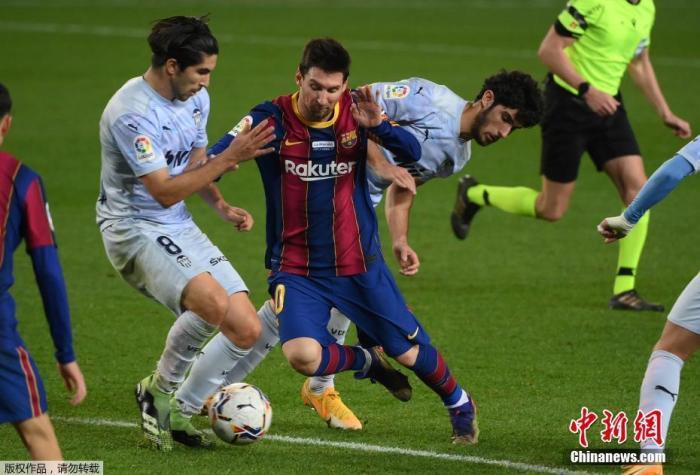 资料图:2020年12月20日凌晨,在西甲联赛巴塞罗那与瓦伦西亚的比赛中,梅西在上半场结束前头球破门,官方统计这是他为巴塞罗那打入的第643粒进球。至此,梅西追平了由“球王”贝利所保持的单一俱乐部进球纪录,迎来又一里程碑。图为梅西带球过人 资料图:2020年12月20日凌晨,在西甲联赛巴塞罗那与瓦伦西亚的比赛中,梅西在上半场结束前头球破门,官方统计这是他为巴塞罗那打入的第643粒进球。至此,梅西追平了由“球王”贝利所保持的单一俱乐部进球纪录,迎来又一里程碑。图为梅西带球过人