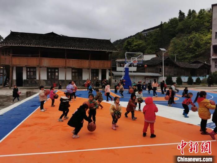 学生在篮球场上训练。乜洞小学供图 学生在篮球场上训练。乜洞小学供图