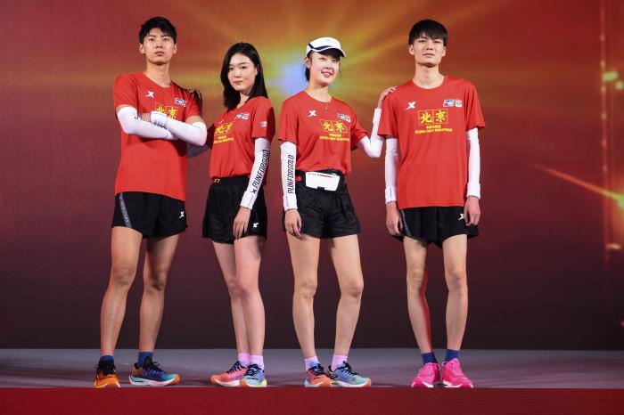发布会现场模特展示比赛服装。图片来源：北京半马组委会。