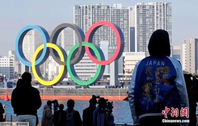 日本东京，正在用船运输的奥运五环标志，回到东京湾上。