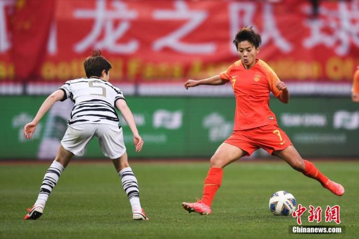 4月13日，中韩女足奥预赛附加赛次回合比赛在苏州打响。首回合2:1领先的中国女足，在次回合0:2落后的情况下完成逆转，最终经加时以总比分4:3击败对手，获得东京奥运会门票。 图片来源：视觉中国