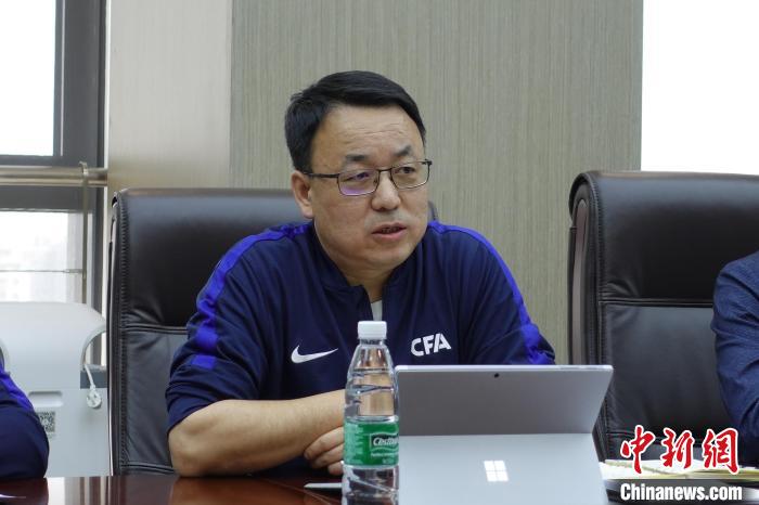 中国足协媒体公关部部长戴晓微向记者介绍情况 郝凌宇 摄