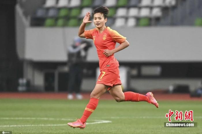 资料图：13日，中国女足在奥预赛附加赛中战胜韩国队，获得东京奥运资格。图为王霜进球后庆祝。