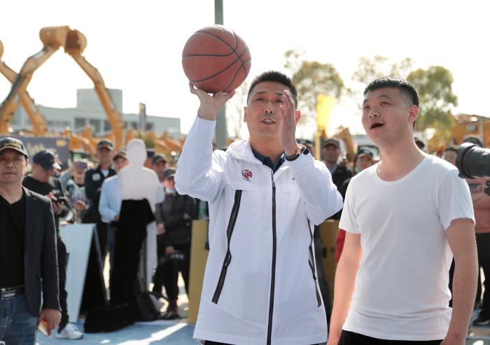 胡雪峰和球迷交流打球心得。主办方供图 胡雪峰和球迷交流打球心得。主办方供图