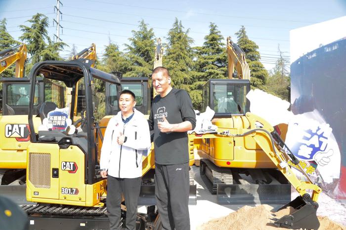 巴特尔和胡雪峰在活动现场。主办方供图 巴特尔和胡雪峰在活动现场。主办方供图