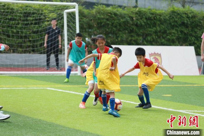 小球员正在拼抢。中超公司提供 中超公司提供 摄 小球员正在拼抢。中超公司提供 中超公司提供 摄