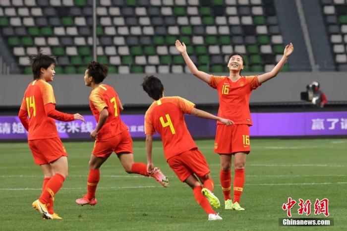 4月13日，中国队球员庆祝进球。当日，在江苏苏州举行的东京奥运会女足亚洲区预选赛附加赛第二回合的比赛中，中国队通过加时赛以2比2战平韩国队，从而以总比分4比3胜出，晋级东京奥运会。/p中新社记者 泱波 摄