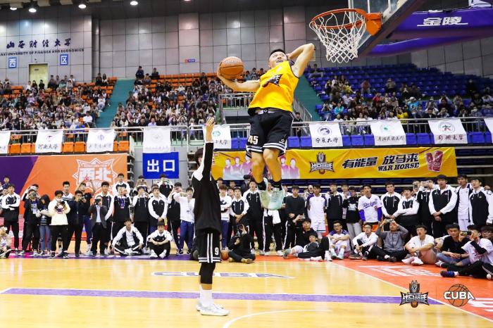 选手参与投篮挑战赛瞬间。主办方供图 选手参与投篮挑战赛瞬间。主办方供图