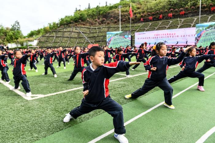 平利县老县镇中心小学学生表演武术操。主办方供图
