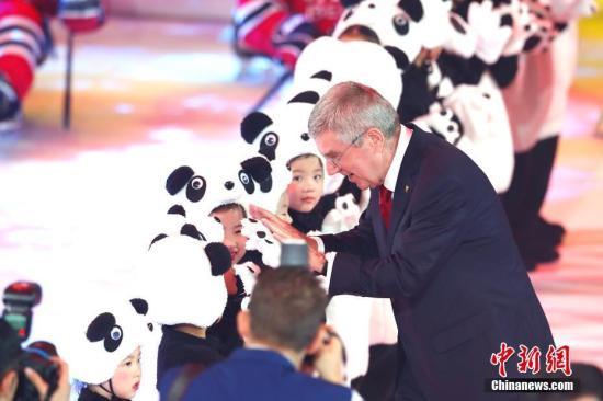 资料图：2019年9月17日，北京2022年冬奥会吉祥物和冬残奥会吉祥物发布活动在北京举行。图为国际奥委会主席巴赫在发布活动上与小演员互动。/p中新社记者 富田 摄