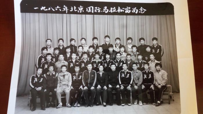 李华仲(前排右二)年轻时和跑友们的合照。受访者供图。