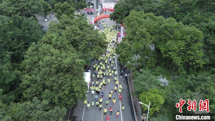 选手们欢乐开跑。 张玉莹 摄 选手们欢乐开跑。 张玉莹 摄