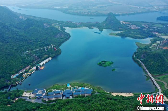 天鹅湖沿岸为欢乐跑赛道。 张玉莹 摄 天鹅湖沿岸为欢乐跑赛道。 张玉莹 摄