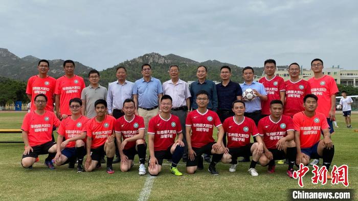 容志行汕尾送球进校园 岳朝莲 摄 容志行汕尾送球进校园 岳朝莲 摄