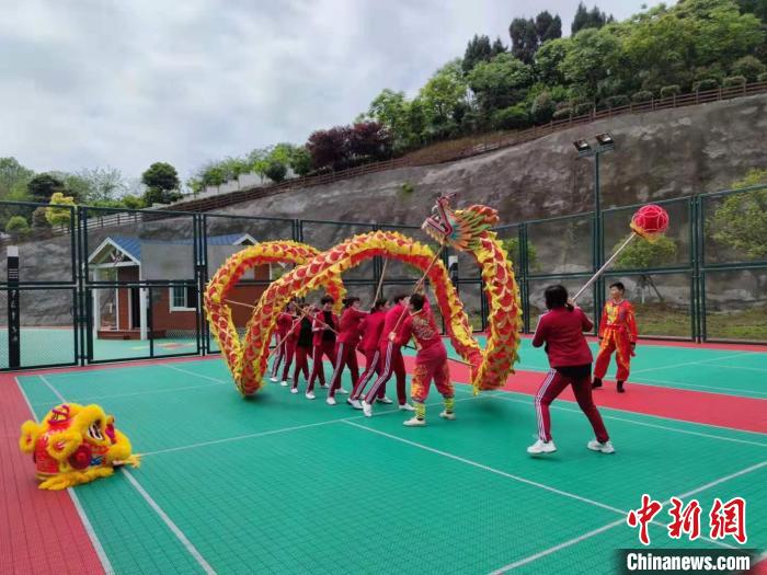 伍家乡文化体育服务中心户外运动场上，居民正在进行舞龙训练 郝凌宇 摄
