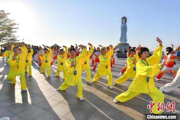 太极爱好者齐聚三亚以拳会友 骆云飞 摄