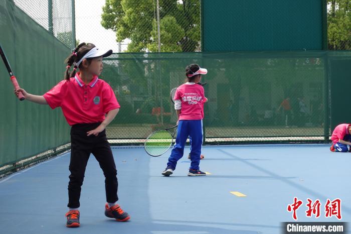 湖北网球学校内，小学员正在球场上进行训练 郝凌宇 摄