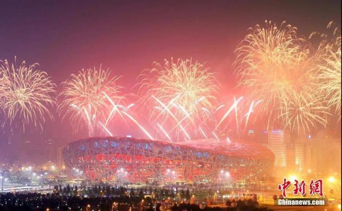 2008年8月8日晚，北京奥运会开幕式在国家体育场(“鸟巢”)隆重开幕。/p中新社记者 毛建军 摄