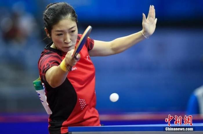 资料图:天津全运会乒乓球女单决赛开打,刘诗雯2:4不敌丁宁,获全运会女单亚军。中新社记者 武俊杰 摄 资料图:天津全运会乒乓球女单决赛开打,刘诗雯2:4不敌丁宁,获全运会女单亚军。/p中新社记者 武俊杰 摄