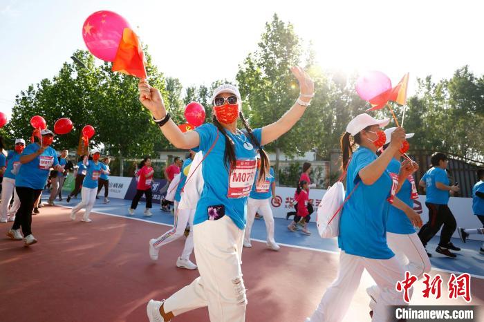 5月9日，涌现文化2021“花绘北京 悦跑大兴”半程马拉松赛在北京市大兴区魏善庄镇举办。　富田 摄
