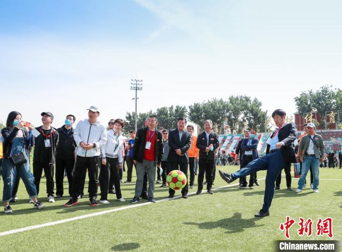 图为中国足协副主席高洪波展示射门脚法。　/p中新社记者 贾天勇 摄