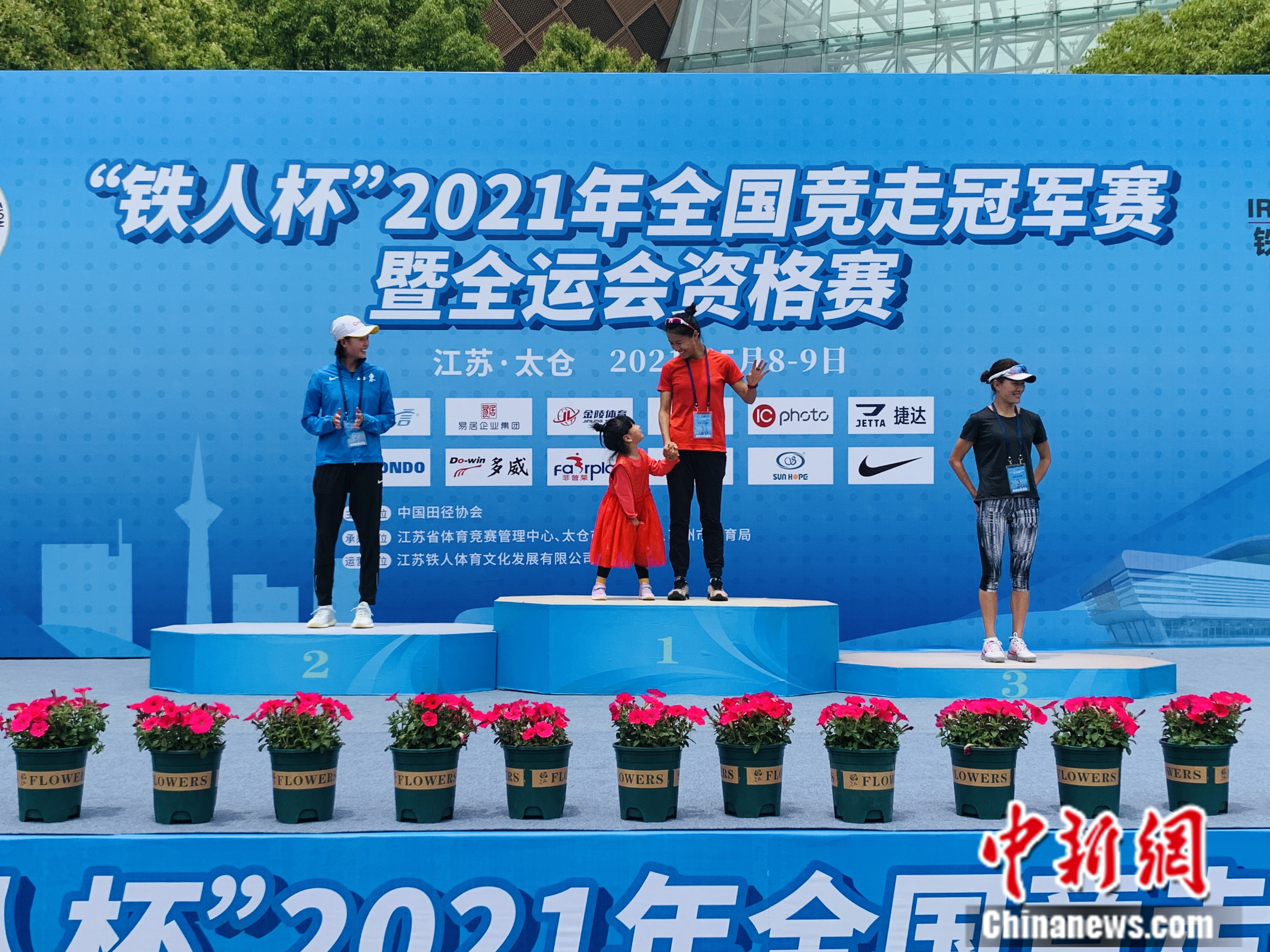 女子20公里比赛颁奖仪式。卞立群 摄