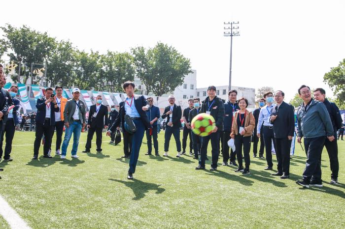 高洪波在北京市首届社区杯开幕式现场。主办方供图。 高洪波在北京市首届社区杯开幕式现场。主办方供图。