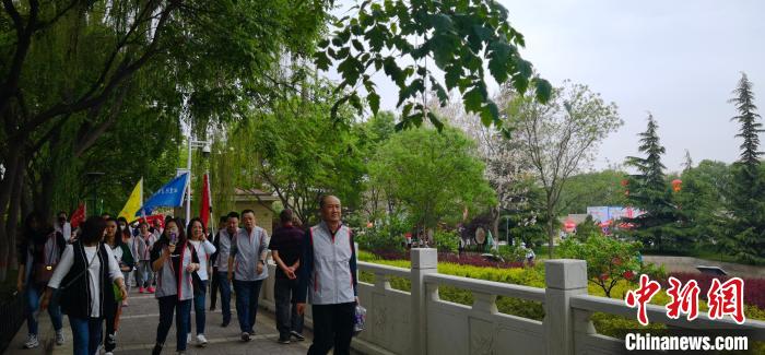 图为兰州市民参加健走活动。 魏建军 摄 图为兰州市民参加健走活动。 魏建军 摄