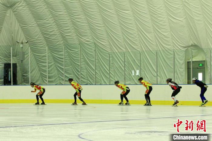 冰上运动员们带来的精彩的短道速滑表演。　刘锡菊 摄