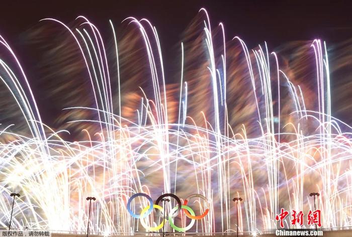 资料图：里约奥运会闭幕式上，奥运五环与绚丽烟花交相呼应。