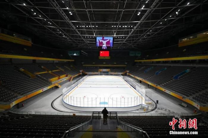 资料图：北京2022年冬奥会及冬残奥会冰球比赛场馆国家体育馆于1月28日完成首次制冰工作，目前场馆具备比赛测试条件。图为已完成制冰的国家体育馆。/p中新社记者 富田 摄