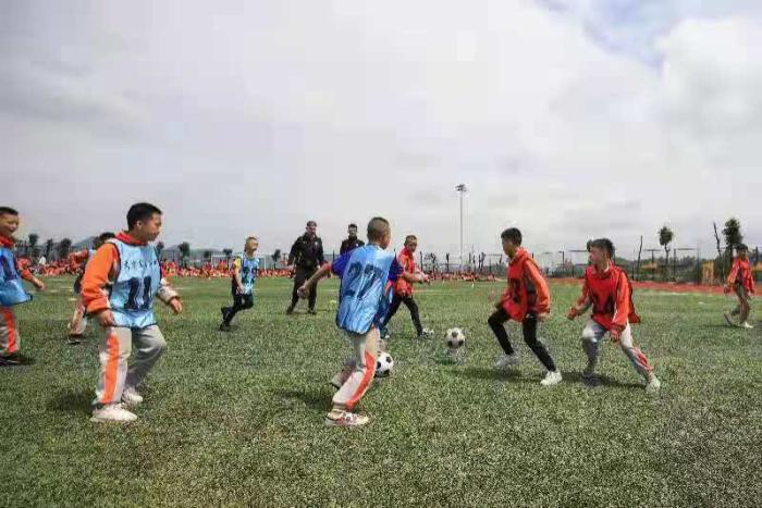 山区小球员们接受专业足球训练。恒大足校 供图