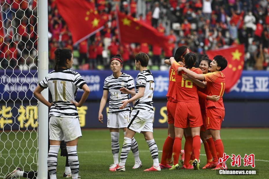 4月13日，中韩女足奥预赛附加赛次回合比赛在苏州打响。首回合2:1领先的中国女足，在次回合0:2落后的情况下完成逆转，最终经加时以总比分4:3击败对手，获得东京奥运会门票。图为比赛现场。图片来源：视觉中国
