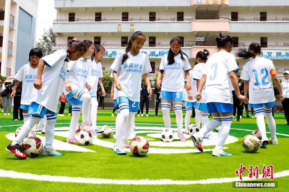4月28日，小球员在新建成的足球场上训练。/p中新社记者 李嘉娴 摄
