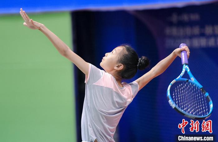 “我要上全运”陕西奥体青少年网球公开赛15日在陕西网球中心开赛。　张一辰 摄
