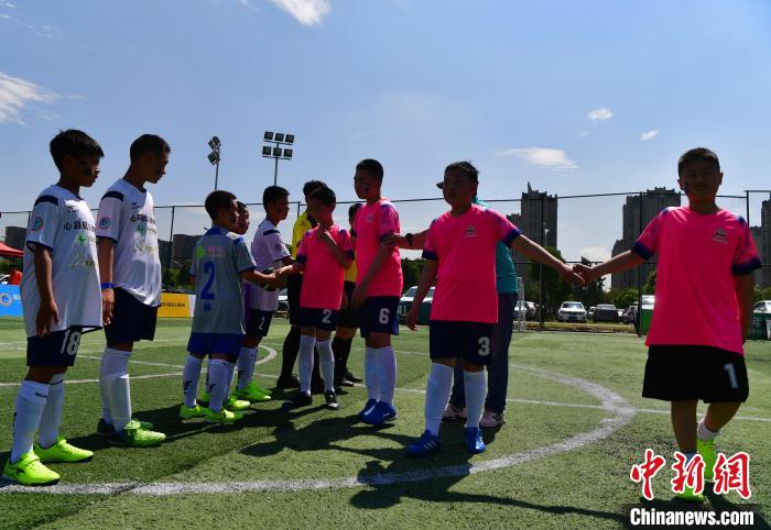 图为2021首届“心启航”自闭症青少年足球邀请赛在福建福州举行。